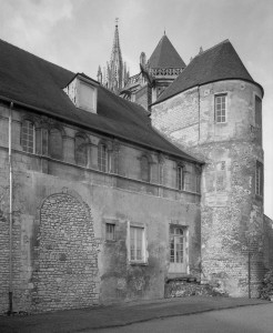 Vue partielle du palais épiscopal depuis le sud-est avec, à droite, la tour gallo-romaine hébergeant la chapelle des anges