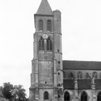 Vue partielle de l'église et du clocher depuis le sud (1996)