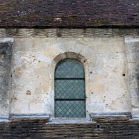 Une fenêtre et la corniche du mur gouttereau nord de la nef (2006)