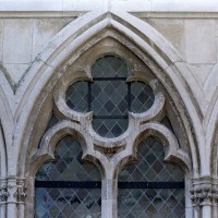 Détail d'une fenêtre du mur nord de la chapelle de l'abbé (2004)