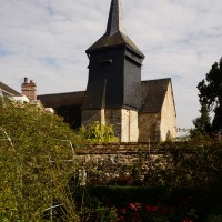 Vue partielle de l'église depuis le jardin Le Sidaner, au sud (2016)