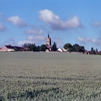 L'église dans son environnement vue du nord-est (2001)