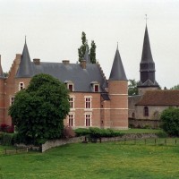 Le château et l'église vus du nord-est (2005)