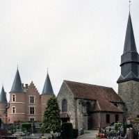 L'église et le château vus du sud-ouest (2005)