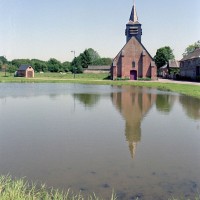 L'église dans son environnement vue de l'ouest (2005)