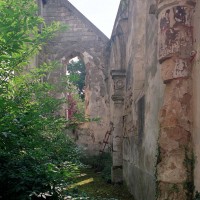 Les ruines du bas-côté sud vues vers l'est (2002)