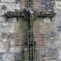 Croix en fer forgé de la façade (2003)