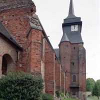 Le clocher et la partie sud de la nef vus de l'ouest (2003)