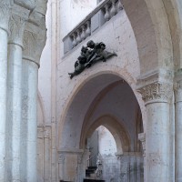 La première travée de la nef avec la tribune vue vers le sud-ouest depuis le bas-côté nord (2001)