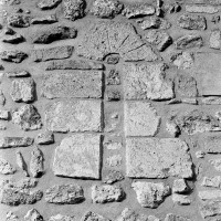 Fenêtre romane au mur gouttereau sud de la nef (1972)