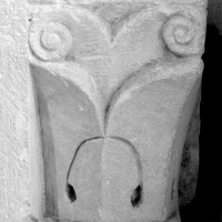 Chapiteau de la chapelle axiale du déambulatoire déposé au musée du Vermandois (1980)