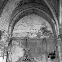 Vue partielle du vestibule sud vers le sud et la chapelle préromane (2016)