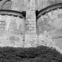 Vue partielle des deux chapelles nord-est du déambulatoire avec les deux fenêtres d'origine bouchées (1986)