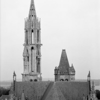 Les parties hautes de la cathédrales vues de l'est depuis le clocher sud de Saint-Pierre (1986)