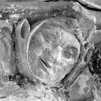 Figure humaine au pilier nord-ouest de la croisée du transept (1993)