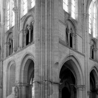Vue partielle du bras sud du transept et de la nef vers le sud-ouest