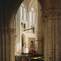 Vue partielle du transept sud vers le sud-est depuis le bas-côté nord de la nef (1996)