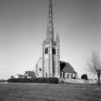 L'église dans son environnement vue du sud-ouest