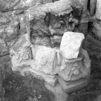 Chapiteaux déposés dans la nef et ayant appartenu à la première église (2001)