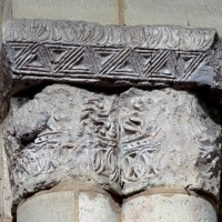 Chapiteaux de la croisée du transept (étape 1 de la reconstruction de l'église) (1995)