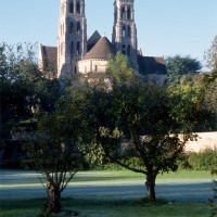 L'église dans son environnement vue du sud-est (1995)