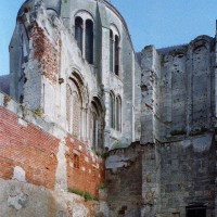 Vue partielle, depuis le sud, du bras sud du transept depuis les vestiges de l'ancien palais épiscopal (2008)