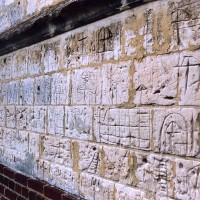 Graffitis sur le mur sud de la nef (2004)