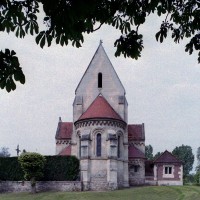 L'église dans son environnement vue de l'est (2006)