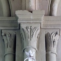 Chapiteaux entre les deux fenêtres du mur de chevet du choeur (2005)