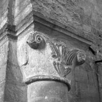 Chapiteau de la fin du 11ème siècle de l'ancienne nef romane au mur est du narthex