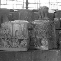 Chapiteaux de l'avant-nef déposés dans la tribune (1996)