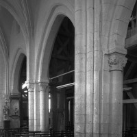 Les arcades du mur gouttereau nord de la nef vues depuis le bas-côté nord vers le sud-est (1995)