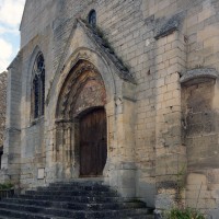 Vue partielle de la façade depuis le sud-ouest avec, en partie centrale, les restes de la nef unique romane (2017)