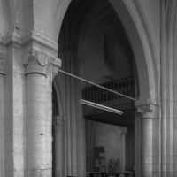 L'arcade de la seconde travée du mur gouttereau nord de la nef vue vers le sud-ouest depuis le bas-côté nord (1995)