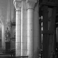 La pile recevant les arcades des deuxième et troisième travées du mur gouttereau nord de la nef vue vers le sud-est depuis le bas-côté nord (1995)