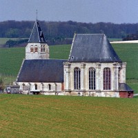 L'église dans son environnement vue du sud-est (2003)