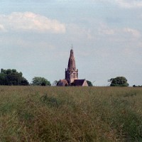 L'église dans son environnement vue du nord-ouest (2002)