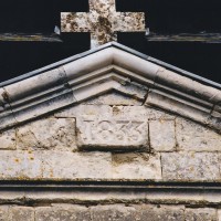 Détail du fronton de la façade de l'église (2003)