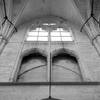 Fausse tribune et fenêtre haute de la nef