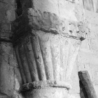 Chapiteau à décor de godrons associé à la dernière arcade nord de la nef (1970)