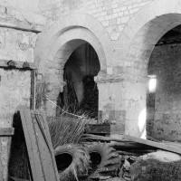 Les deux dernières arcades du mur gouttereau sud de la nef vues vers le sud-est (1969)