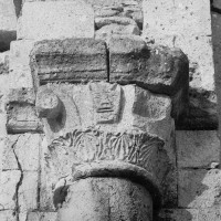 Chapiteau associé à la pile sud de l'arcade du vaisseau central de la nef, côté est (1969)