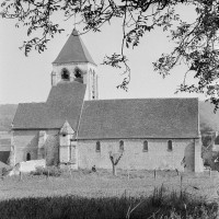 L'église dans son environnement vue du nord (1974)
