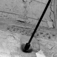 Tailloir à décor géométrique à la retombée de la voûte en berceau du clocher (1997)