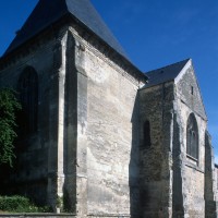 Le chevet vu du sud-est avec, au premier plan, la chapelle seigneuriale (1996)