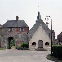 L'église et le porche d'entrée de l'ancien manoir seigneurial vus de l'ouest (2001)