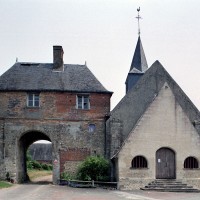 L'église et le porche d'entrée de l'ancien manoir seigneurial vus de l'ouest (2001)