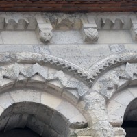 Détails des baies et de la corniche du second étage du clocher (2016)