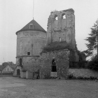 Le pigeonnier et les vestiges de l'église vus du nord-est (1995)