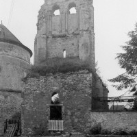 Le pigeonnier et les vestiges de l'église vus de l'est (1995)
